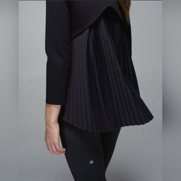 Lululemon Pleat On Long Sleeve Black - 6 - Picture 3 of 14